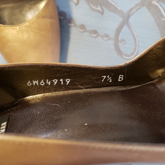 Stuart Weitzman Gold Pointed Toe Leather Heels - Picture 10 of 12